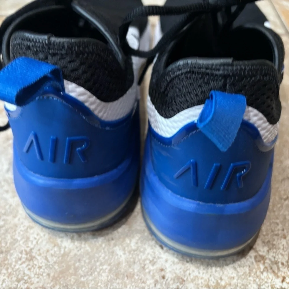 Nike air max motion Men's Black and White Athletic Shoes